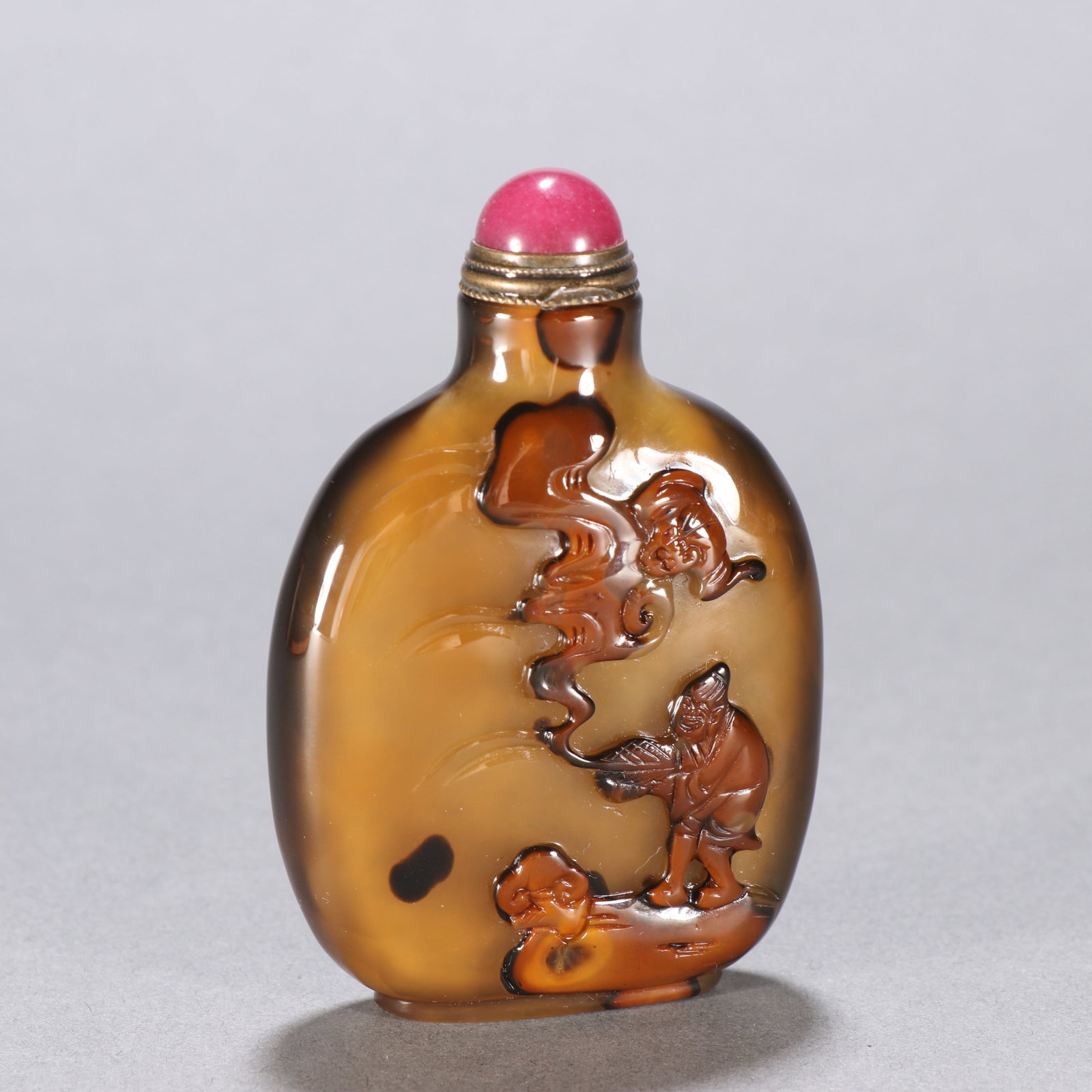 A Chinese Carved Agate Snuff Bottle: Ht. 7.7cm, Wd. 5.1cm, Wt. 60g