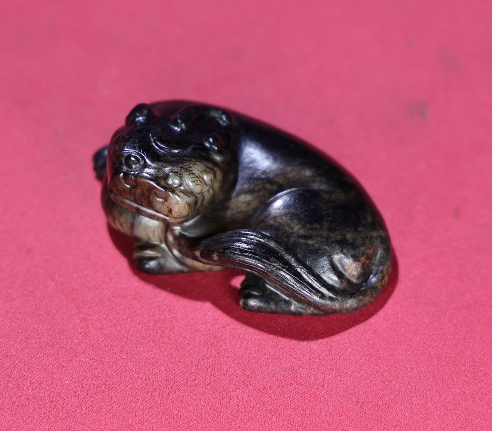 A Chinese Carved Jade Foo-Dog Statuette: Lg. 7.4cm, Wd. 4.5cm, Th. 2.7cm, Wt. 101g