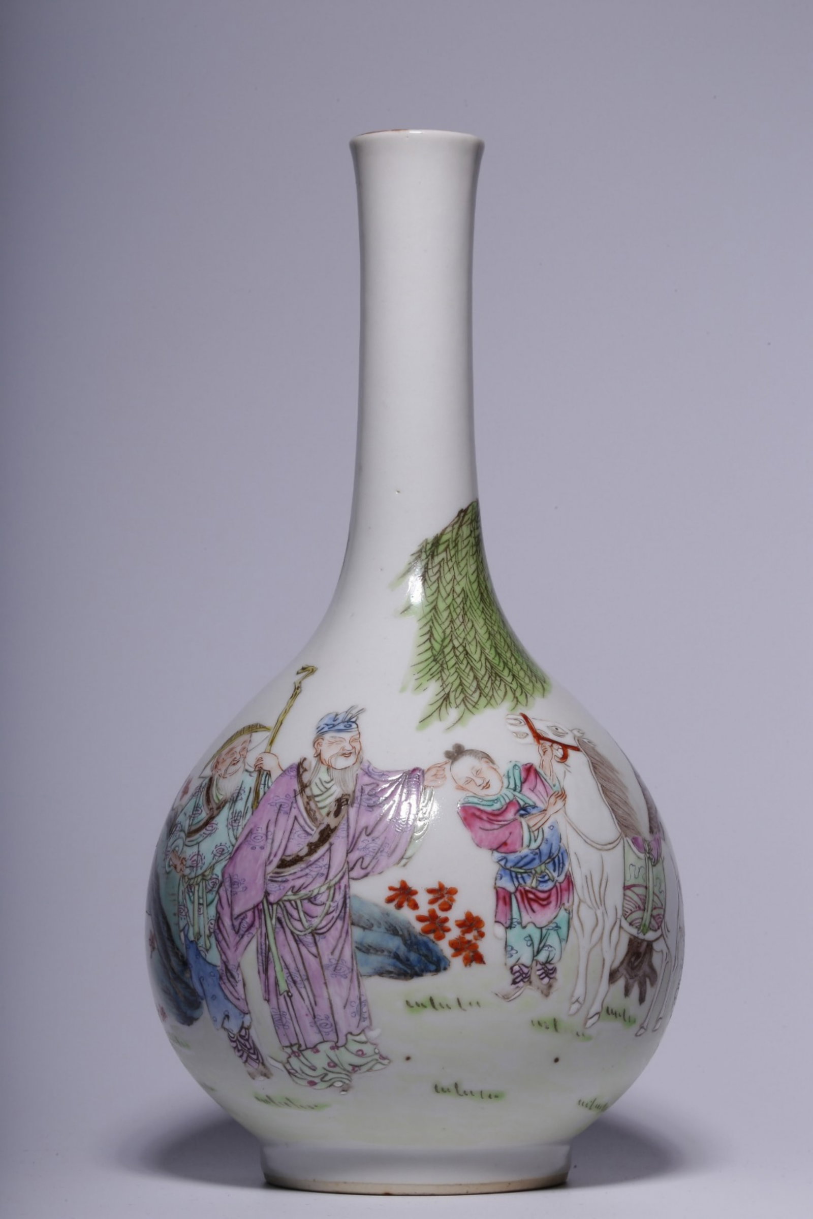 A Chinese Famille-Rose Porcelain Vase: Ht. 23.5cm, Lg. 12.5cm, Wt. 510g