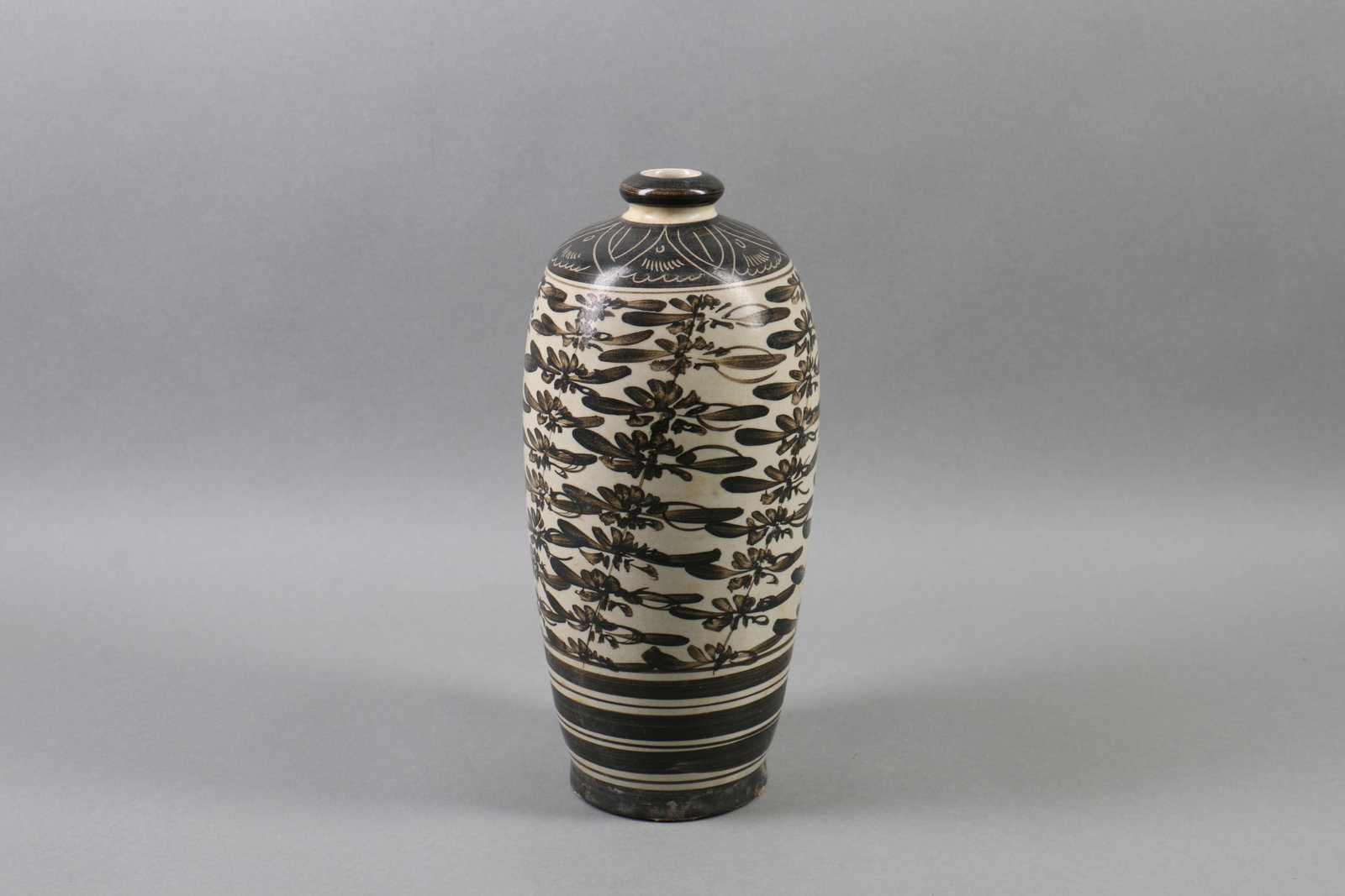 A Chinese Porcelain Vase (1 of 8)