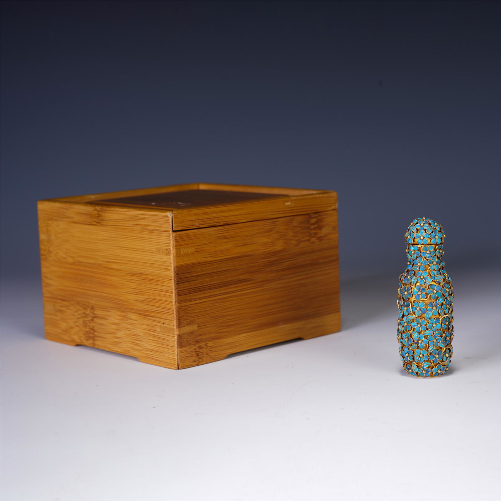 A CHINESE PURE SILVER KINGFISHER FEATHER SNUFF BOTTLE (1 of 10)