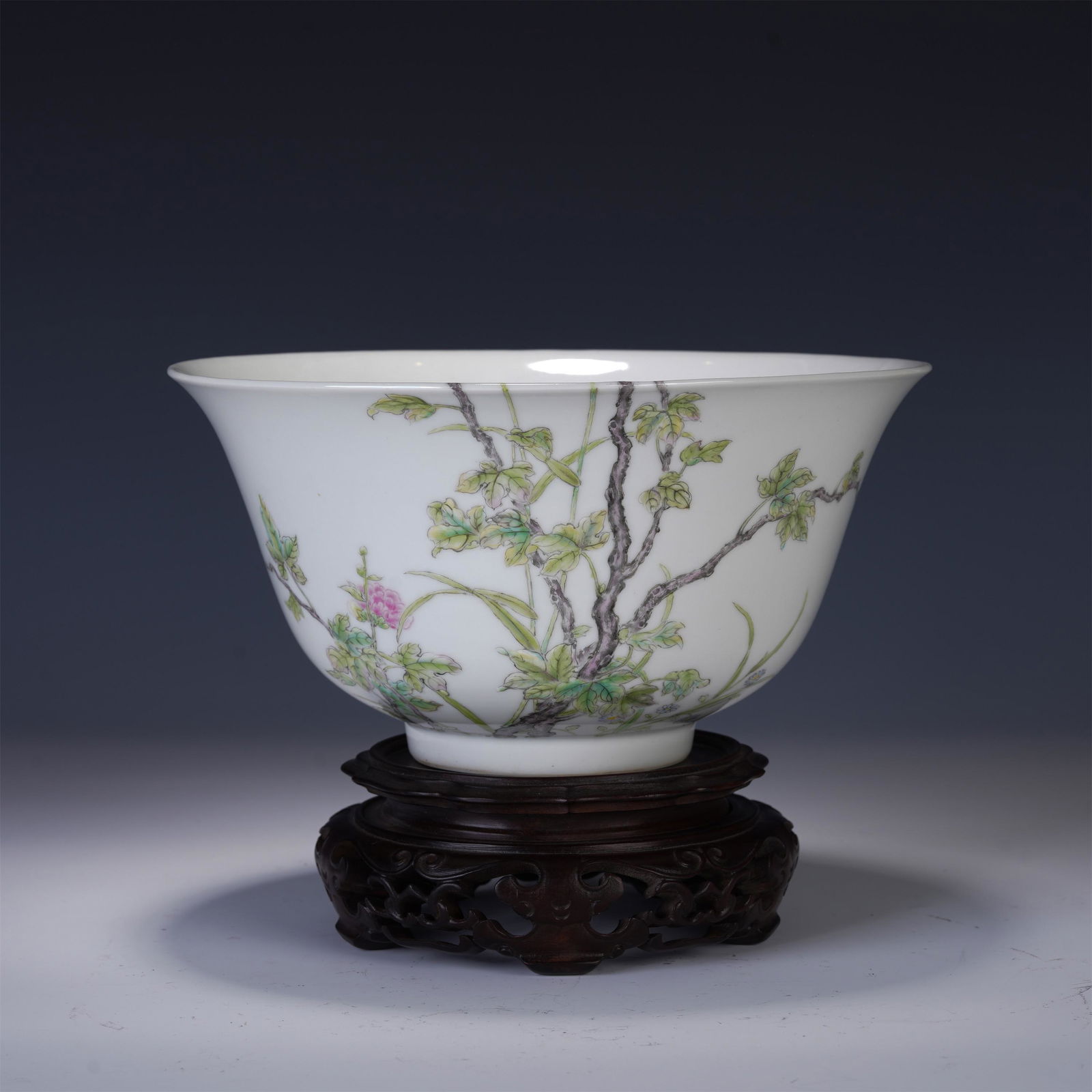 A CHINESE FAMILLE-ROSE FLOWERS PATTERN BOWL: 21x11 cm.