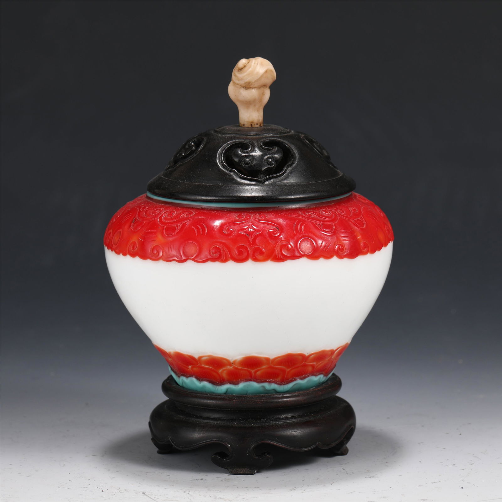 A CHINESE PEKING GLASS VASE WITH COVER (1 of 6)