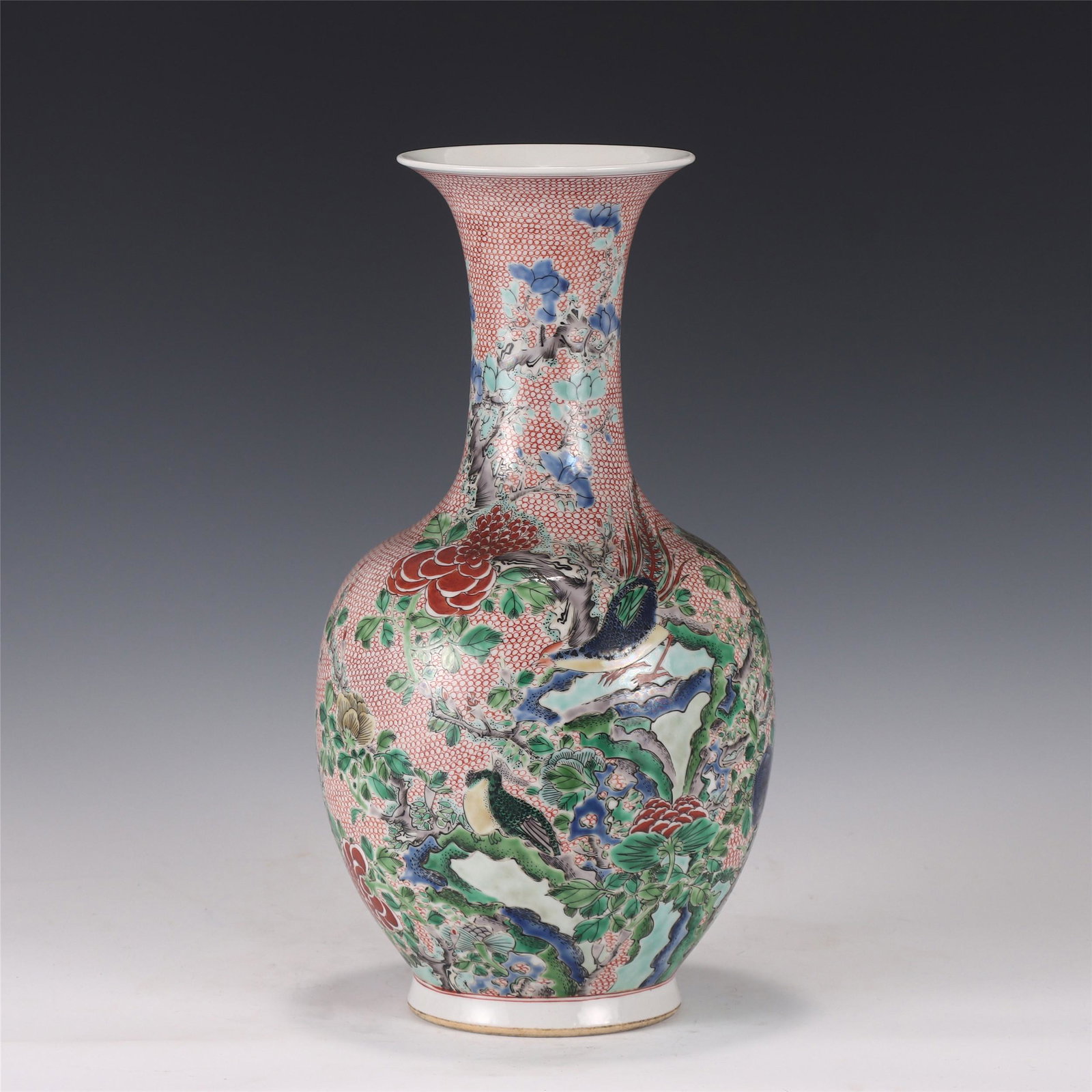 A CHINESE WUCAI PORCELAIN VIEWS VASE (1 of 9)