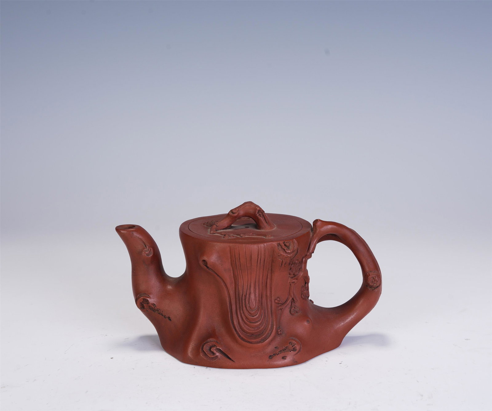 A CHINESE YIXING ZISHA CLAY TEAPOT: 17x9.5 cm.
