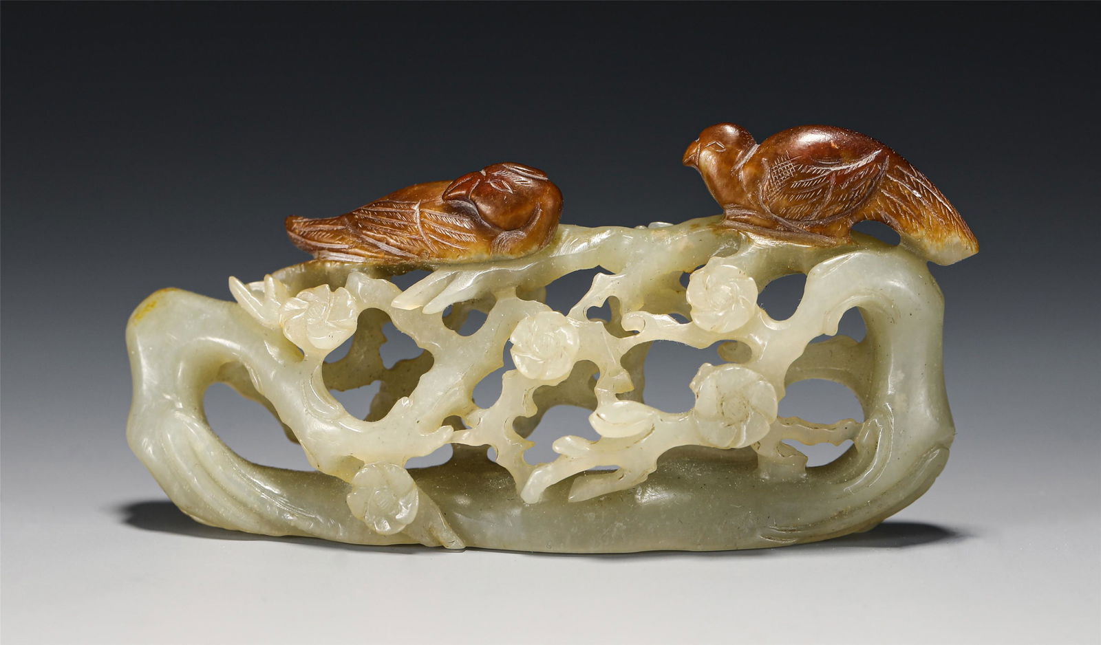 A CHINESE CARVED BIRD AND FLOWER JADE DECORATION (1 of 8)