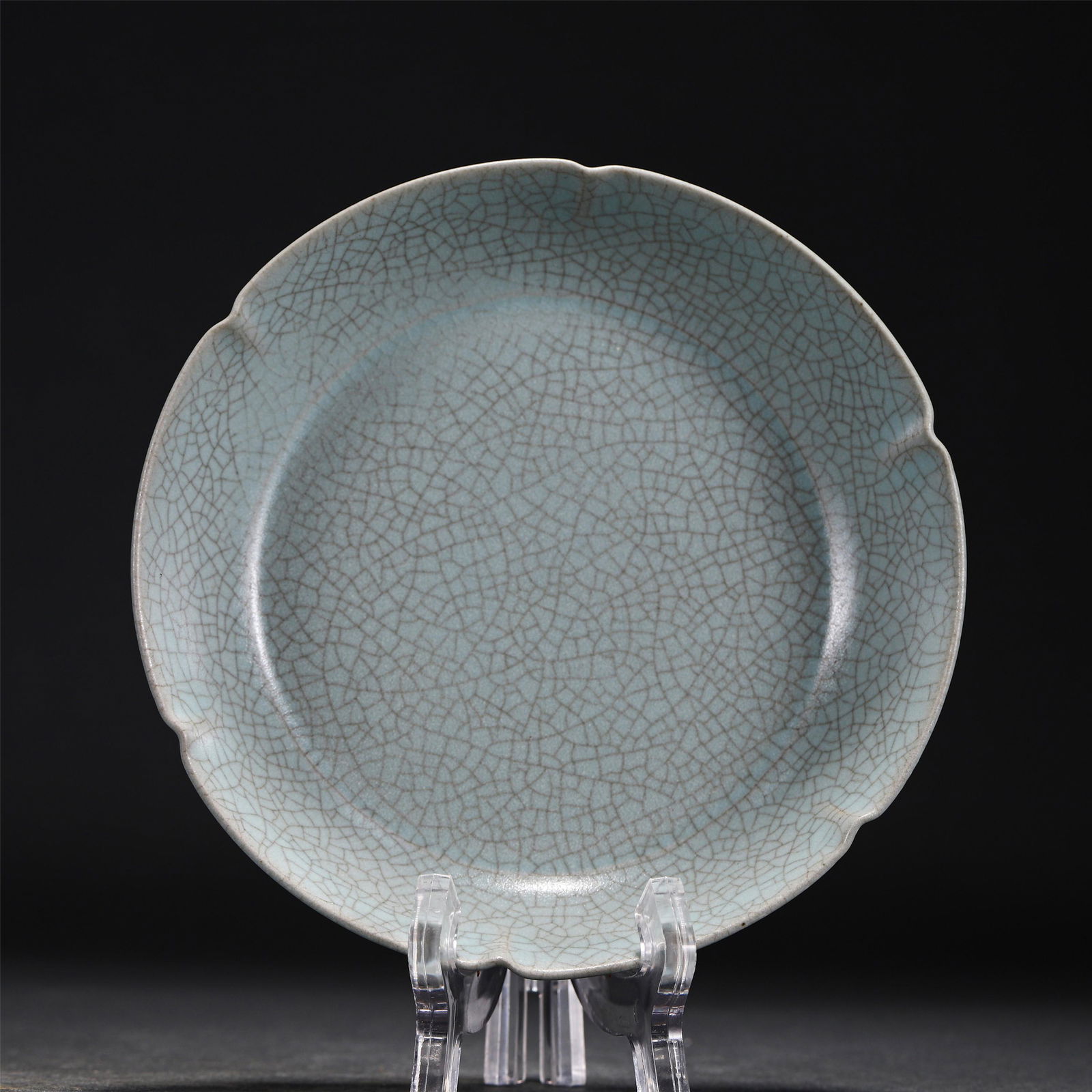 A CHINESE RU TYPE GLAZED PORCELAIN PLATE (1 of 10)