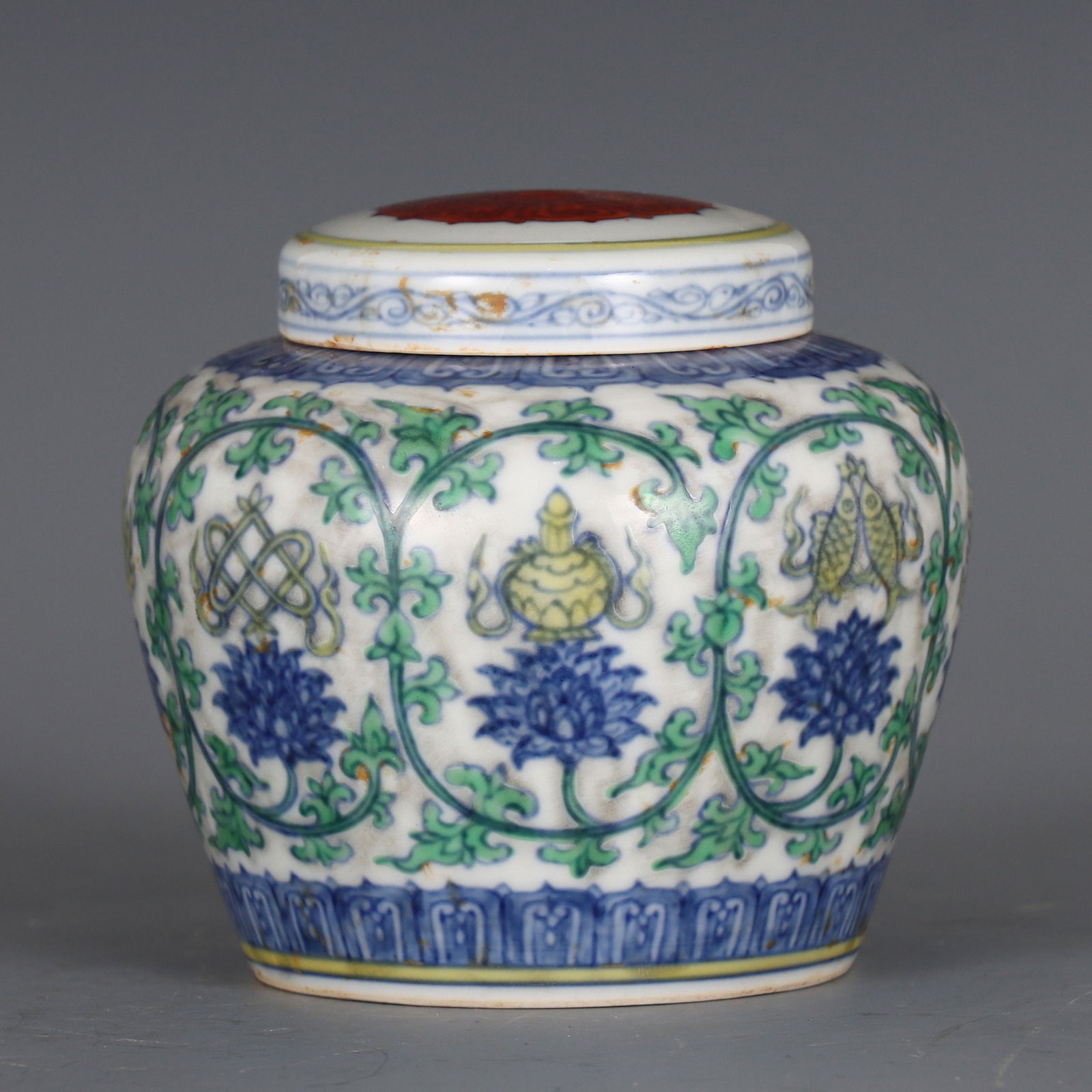 A CHINESE BLUE AND WHITE DOUCAI PORCELAIN LIDDED JAR (1 of 8)