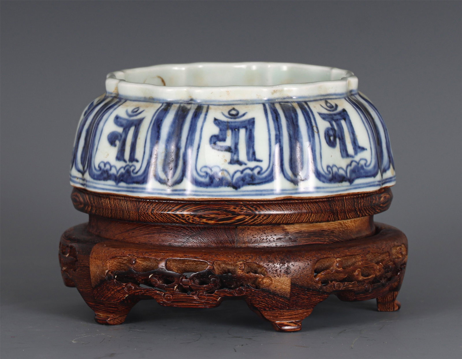 A CHINESE BLUE AND WHITE PORCELAIN BRUSH WASHER: H. 6 cm. W. 15 cm.