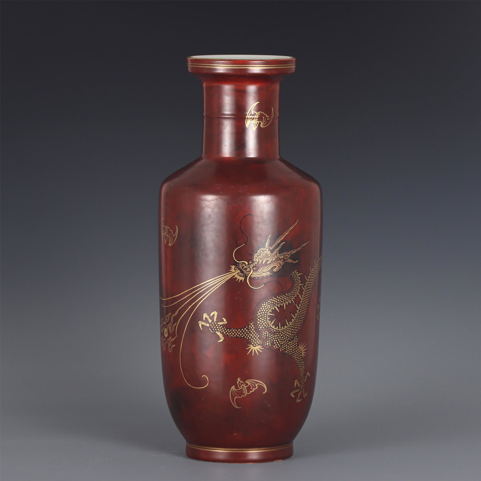 A CHINESE GOLD PAINTED DRAGON PATTERN PORCELAIN VASE: H. 46 cm. W. 17.5 cm.