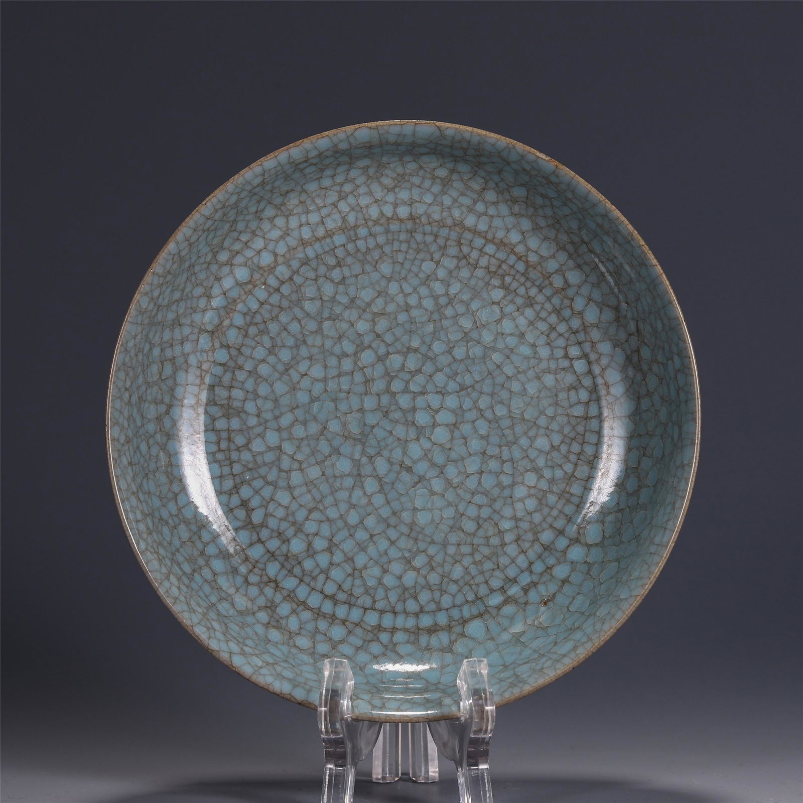 A CHINESE GE TYPE GLAZED PORCELAIN PLATE (1 of 9)