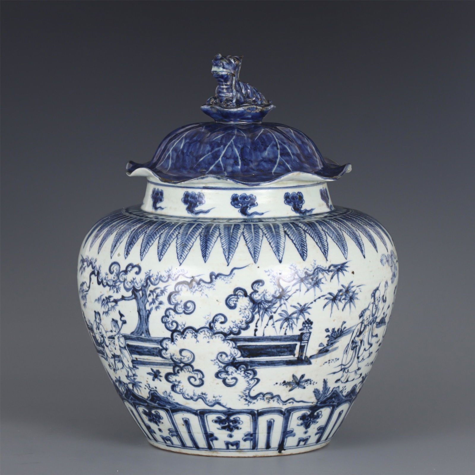 A CHINESE BLUE AND WHITE PORCELAIN LIDDED JAR (1 of 10)
