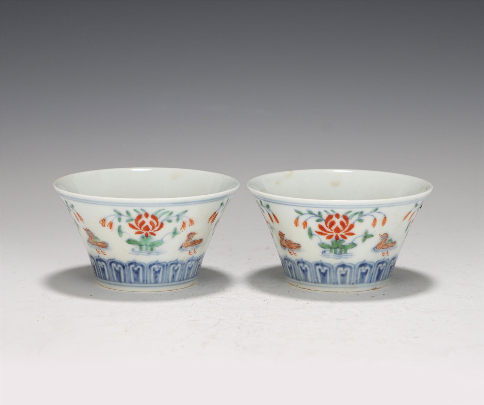A PAIR OF CHINESE DOU-CAI MANDARIN DUCKS PORCELAIN CUPS (1 of 9)