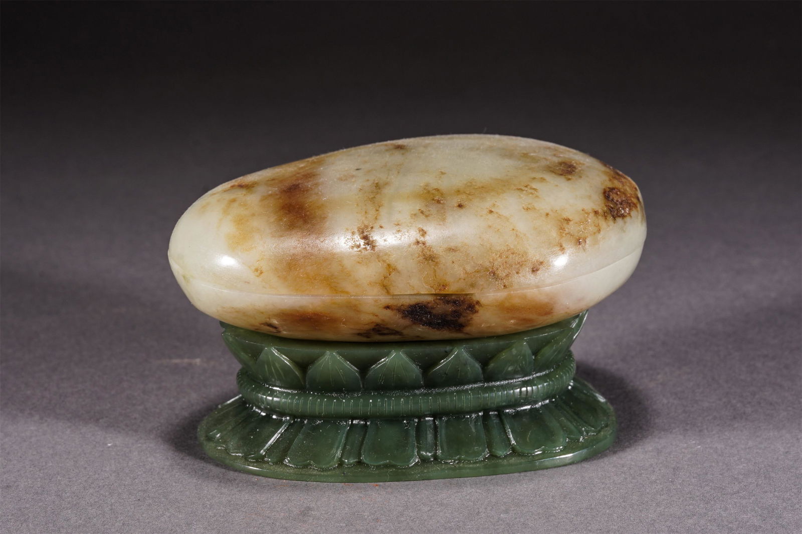 A CHINESE JADE SEED MATERIAL LIDDED BOX (1 of 12)