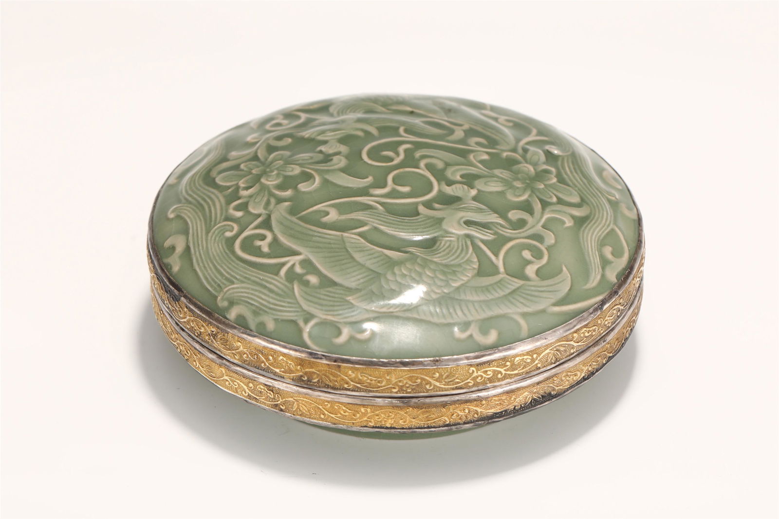 A CHINESE PORCELAIN BOX (1 of 13)