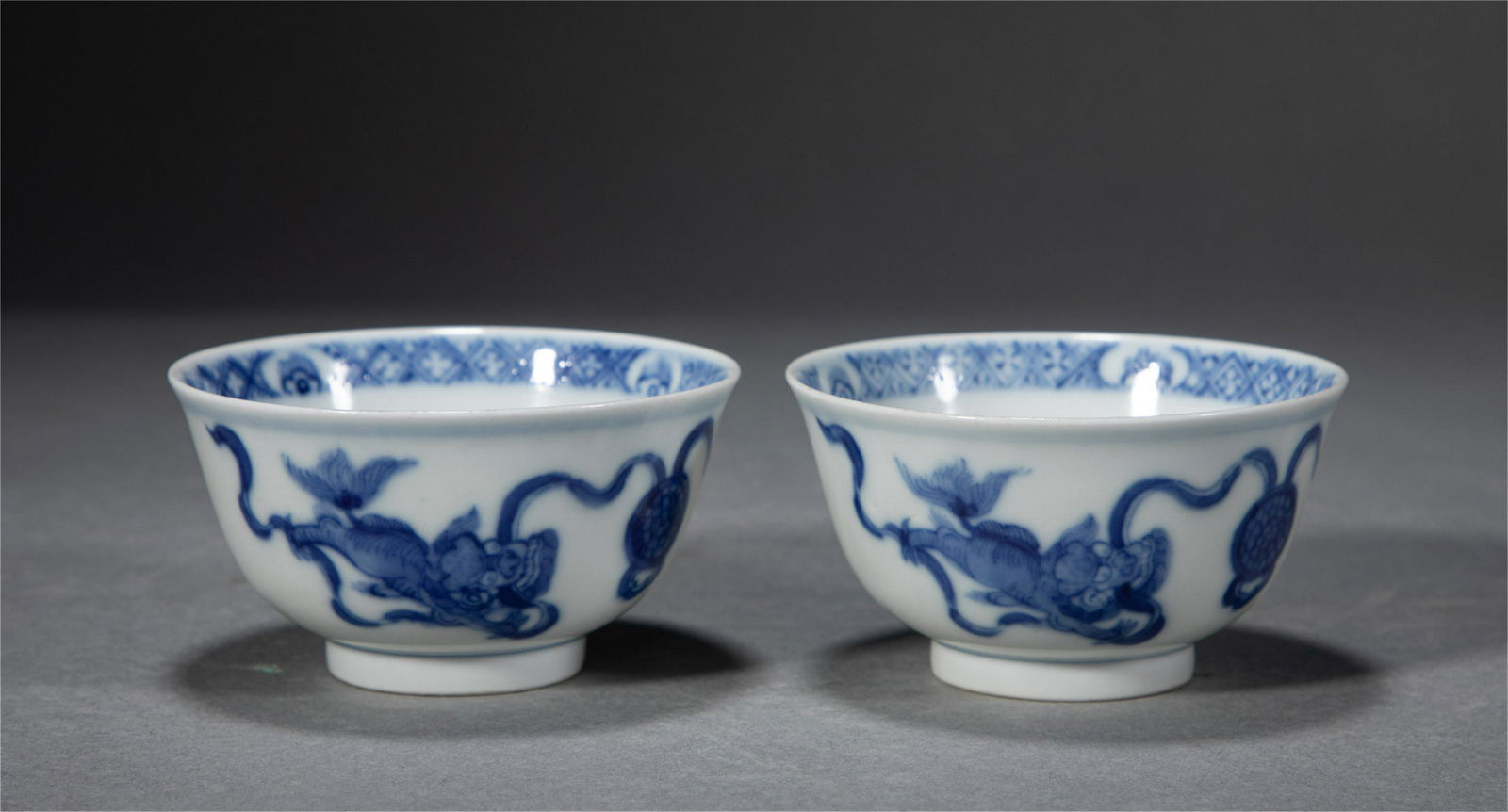 A PAIR OF BLUE AND WHITE PORCELAIN CUPS: L. 8.2 cm. W. 8.2 cm. H. 4.5 cm.