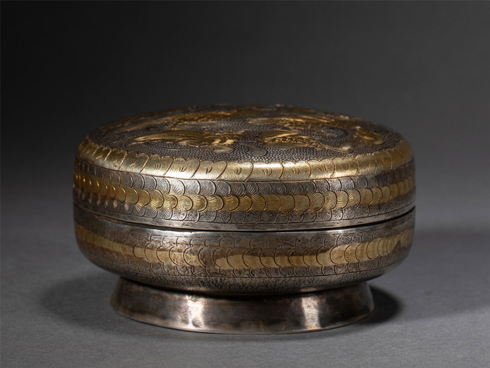 A GILT SILVER LIDDED BOX (1 of 9)