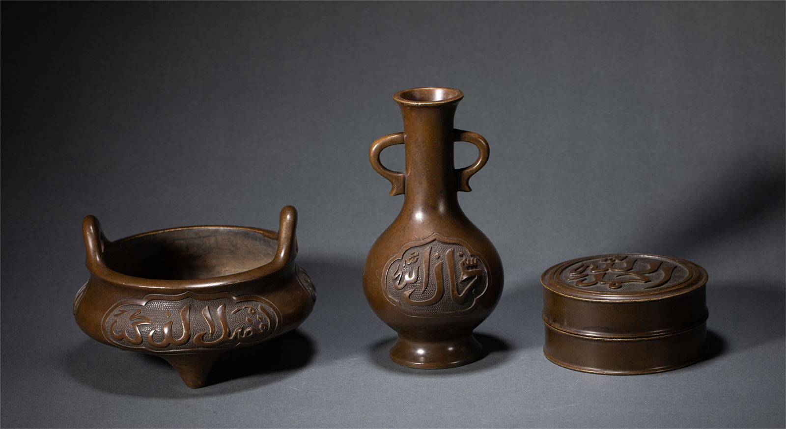 A GROUP OF CHINESE BRONZE CENSER VASE BOX (1 of 16)