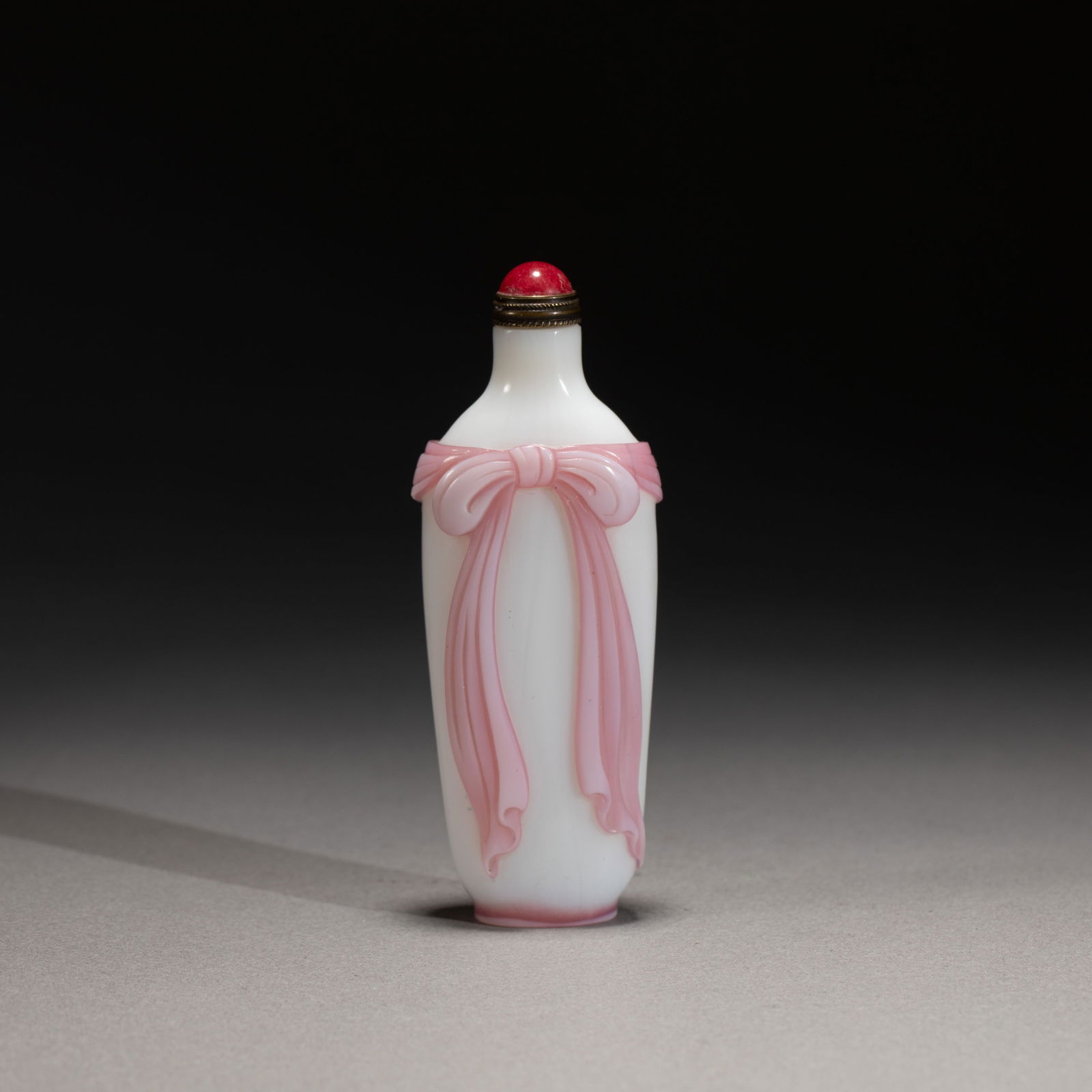A GLASSWARE SNUFF BOTTLE (1 of 10)