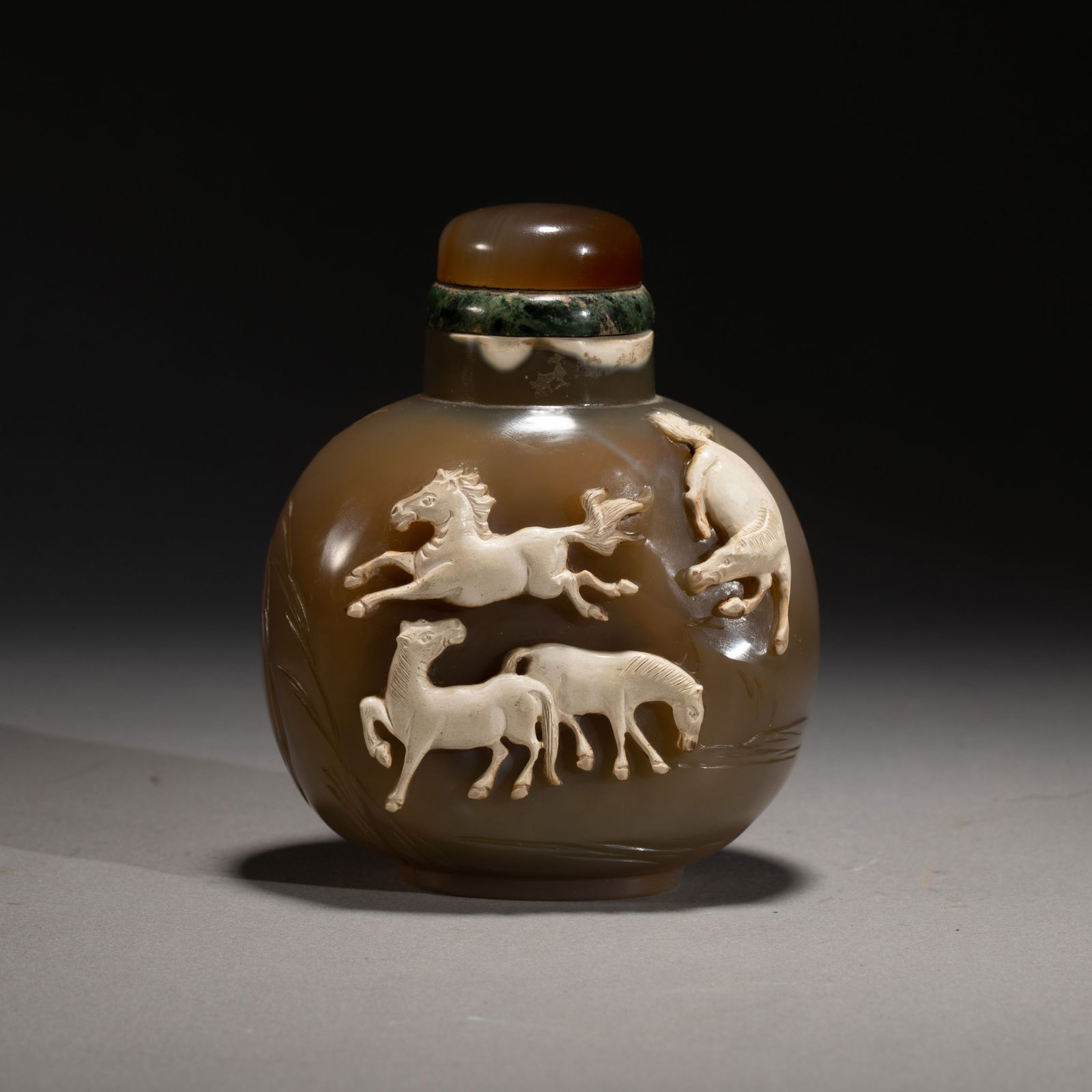 AN AGATE SNUFF BOTTLE (1 of 11)