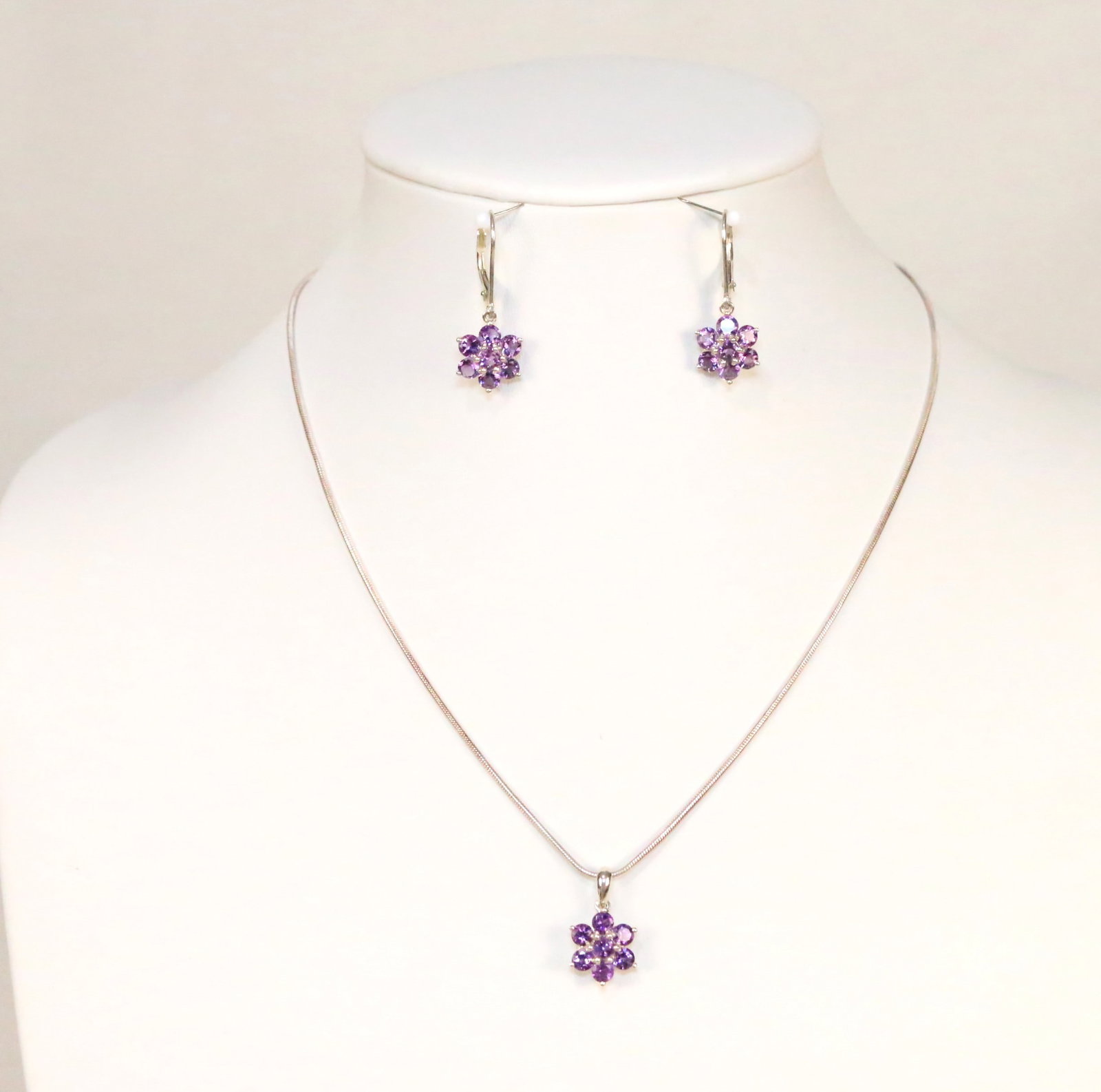 Sterling Silver Amethyst Flower pendant necklace & matching earrings. (1 of 5)