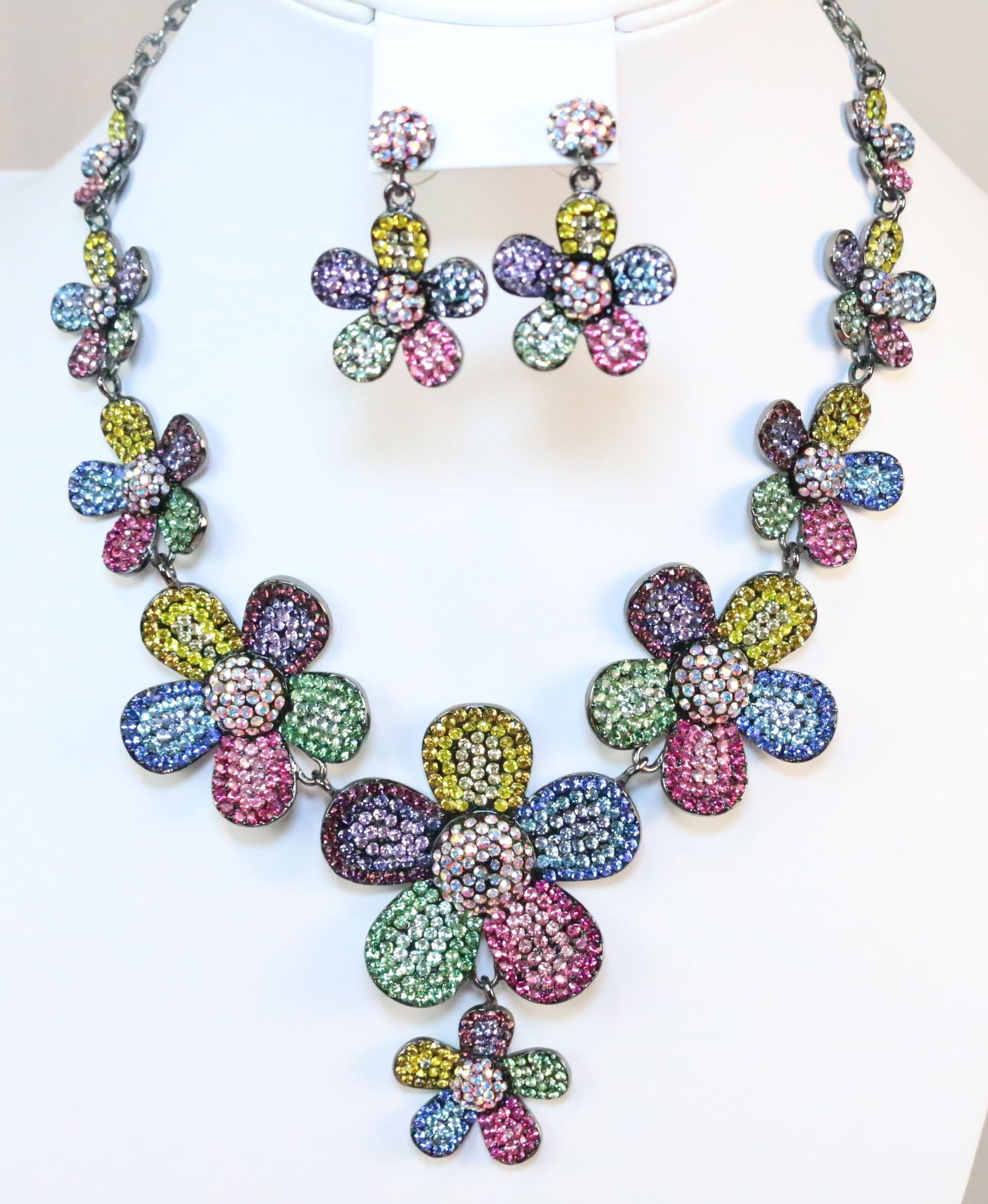 New Authentic Butler &  Wilson Crystal Multicolor Daisies Flowers  Statement Necklace & Earring Set (1 of 10)