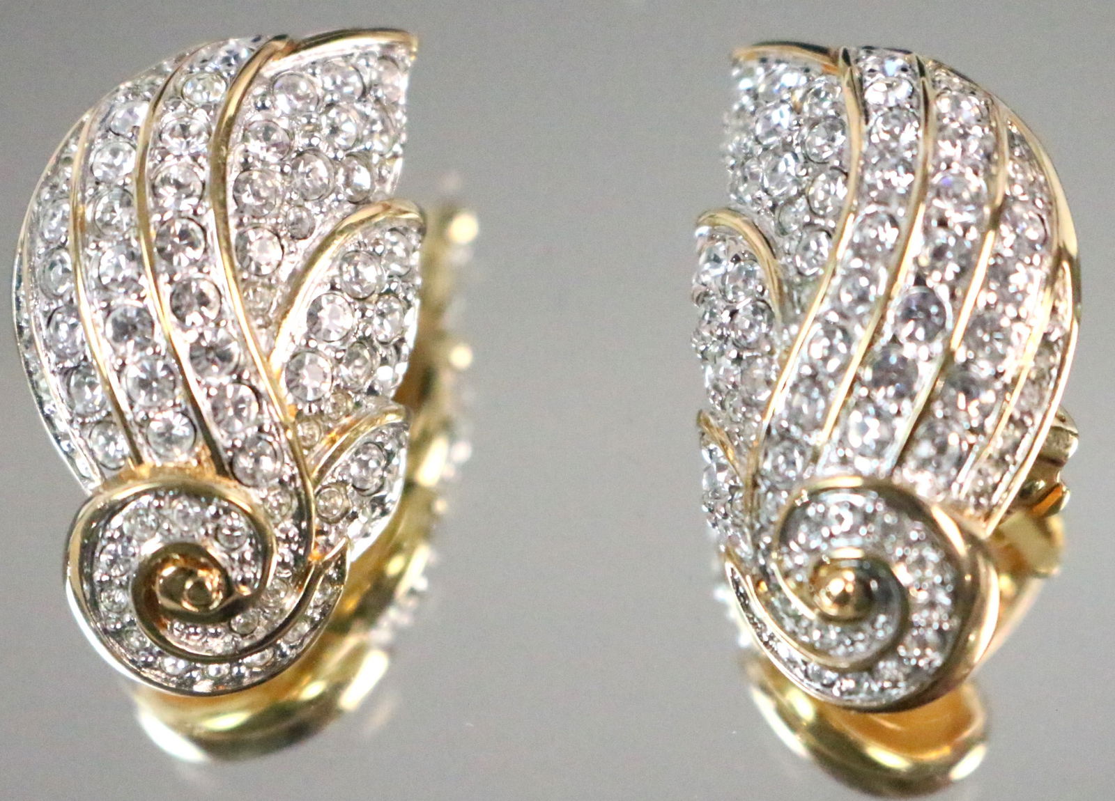 New Vintage Old Stock Swarovski Crystal Jewelers Collection 18kt gold plate Clip Earrings Swirl Leaf (1 of 6)