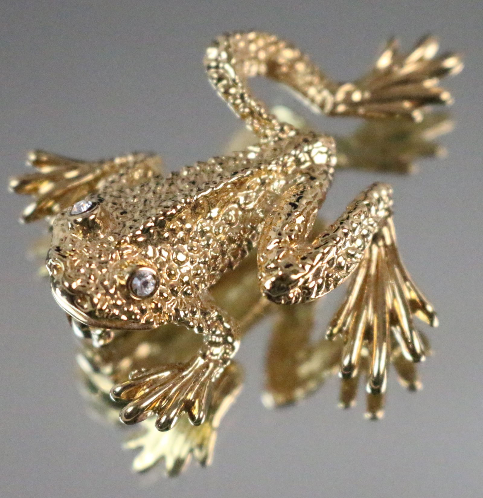 New Vintage Old Stock Swarovski Crystal  Jewelry Jewelers Collection Designer Logo Frog Brooch (1 of 4)