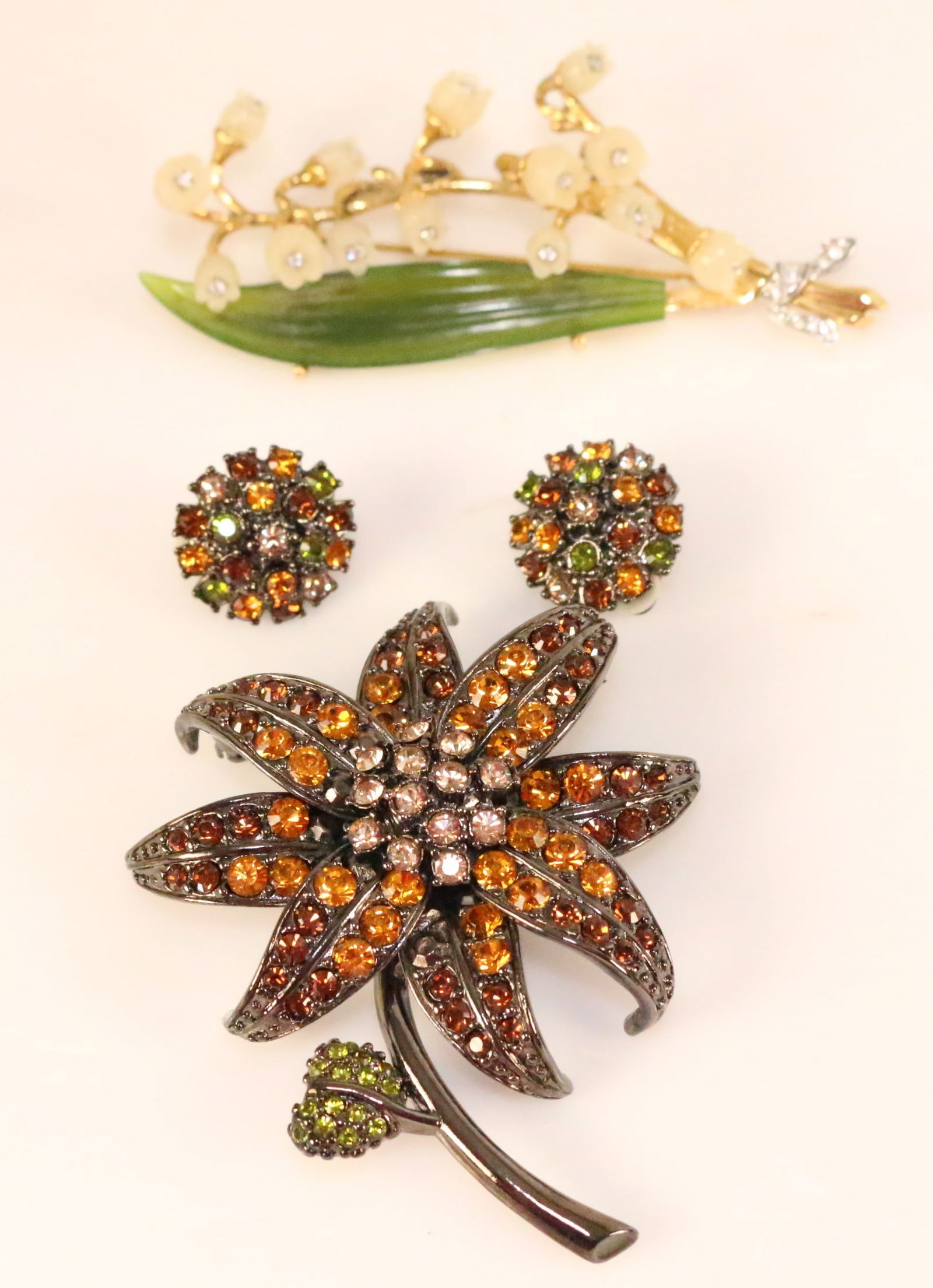 Lot of Vintage Joan Rivers Brooches Earrings 3 piece set. (1 of 9)