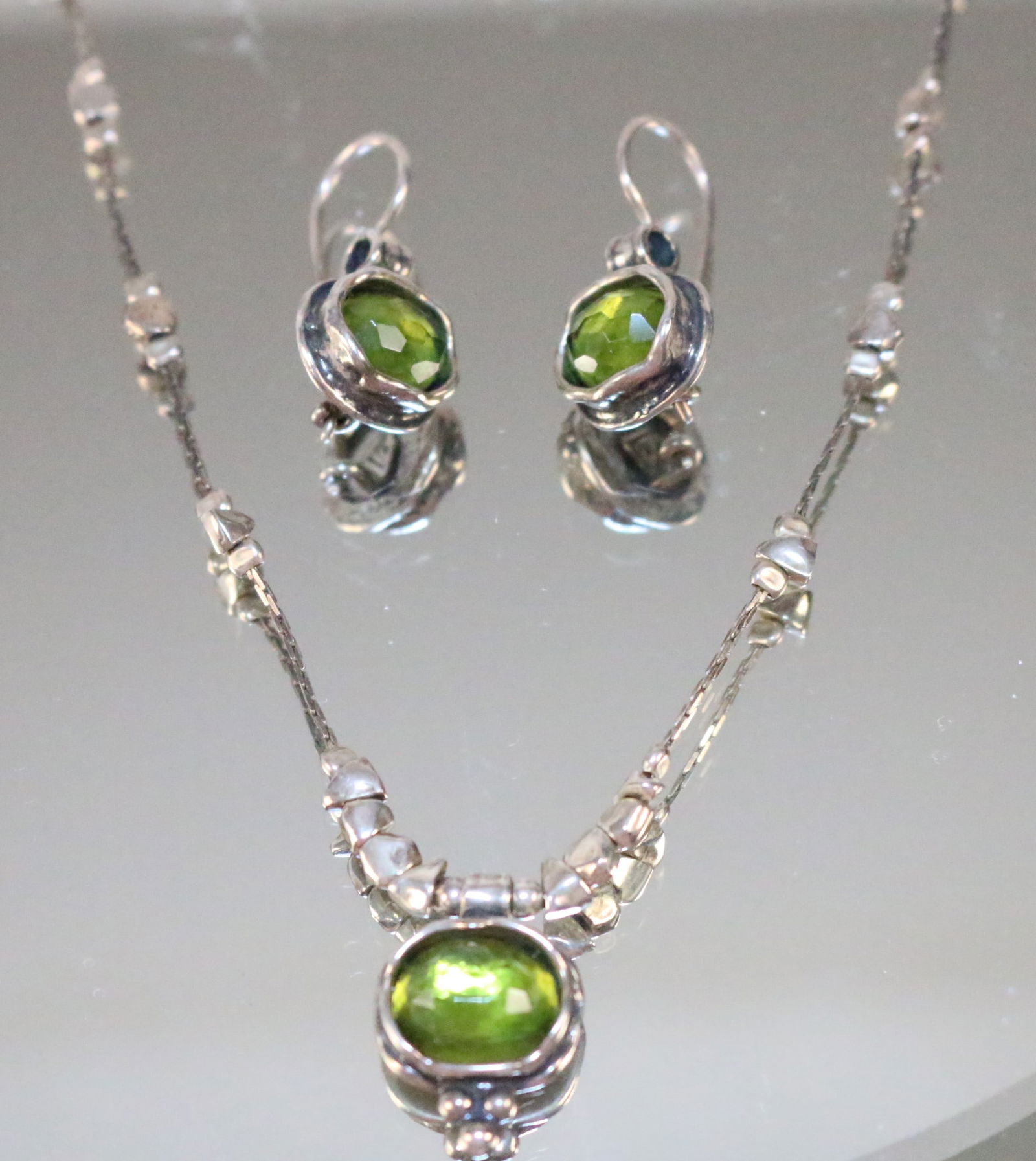 Silpada Designer Sterling Silver Green Stone Necklace & Matching earrings set (1 of 6)