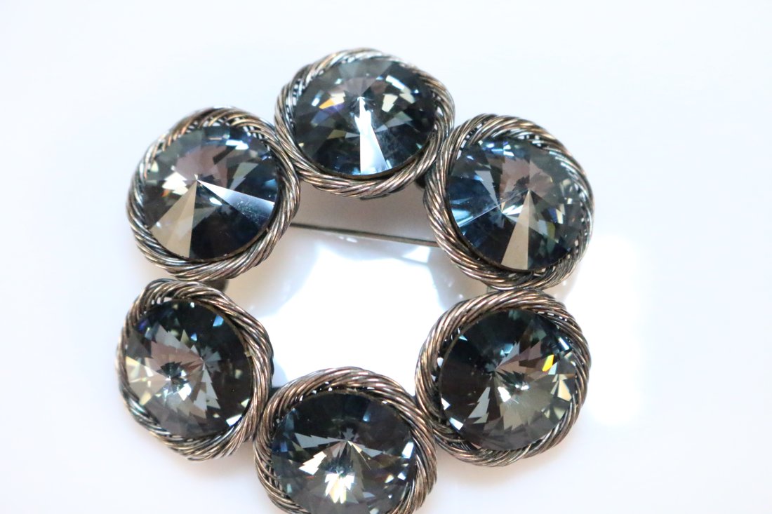 HUGE Vintage Vendome Blue Rivoli Brooch: SIGNED: VENDOME. DETAILS: Fabulous HUGE 6 blue Rivoli Brilliant stones in a twisted silver tone rope border around each one. Excellent condition. SIZE/DIMENSIONS: Brooch diameter is 2.5" . Each stone 
