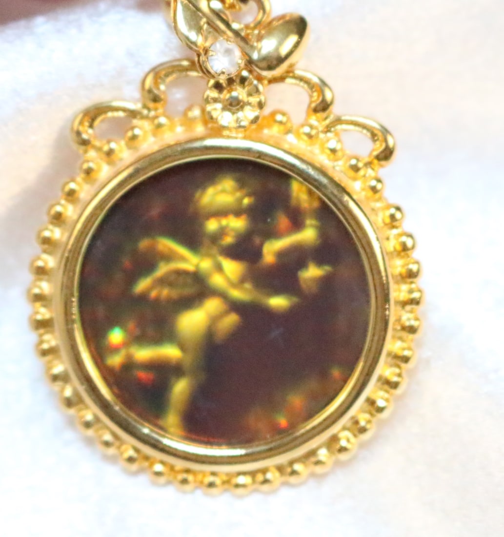Kirks Folly rare 3 d hologram inside cherub cameo pendant gold tone (1 of 3)