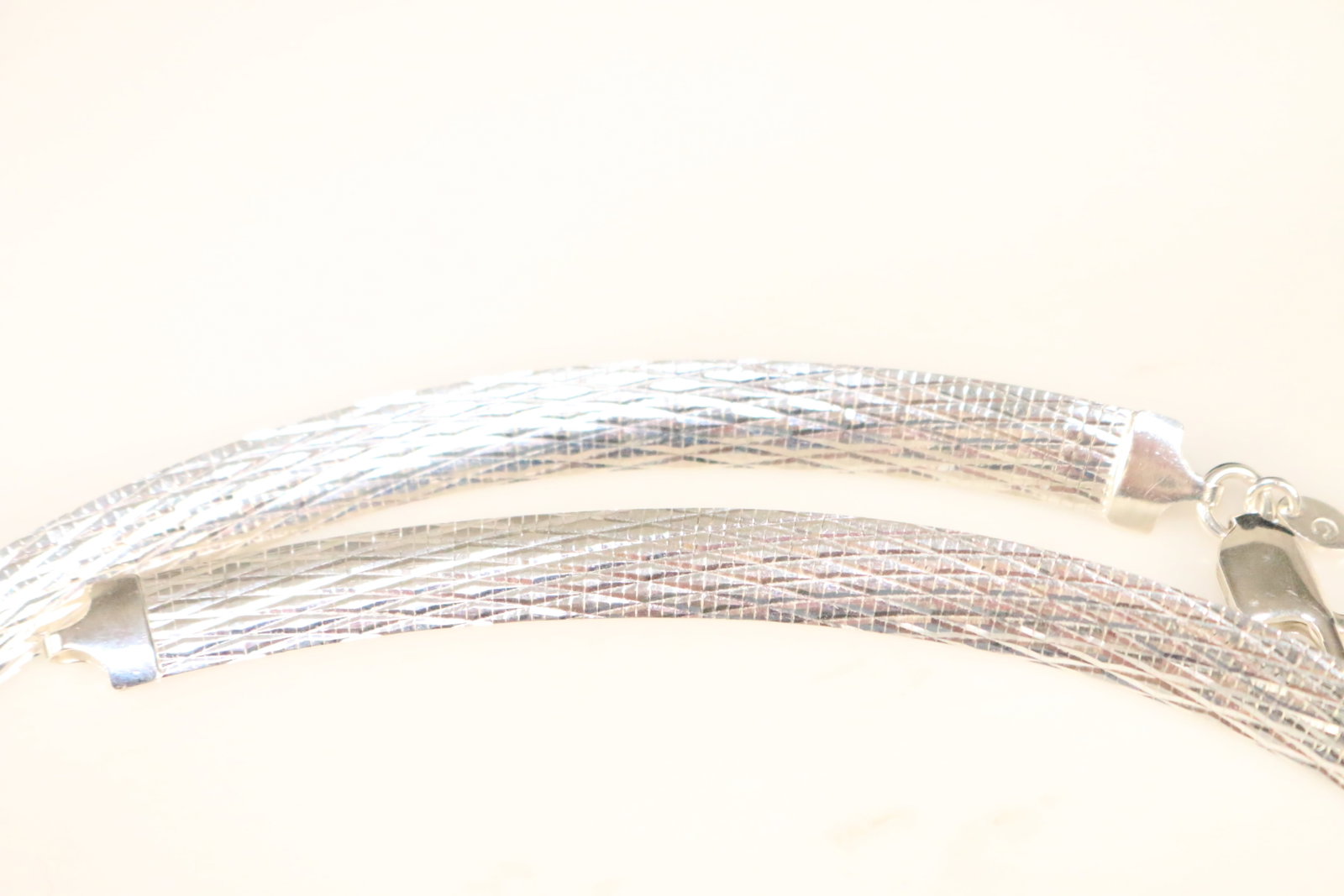 NEW Sterling Silver Milor Italy Thick Omega & Weave Reversible 2 sided Chain Necklace 20" 8mm wide: DESCRIPTION: BRAND NEW SPECTACULAR design Omega on one side reverses to a woven crisscross embossed textured side. FABULOUS! WEIGHS 19.9 GRAMS 8MM WIDE X 1.6MM THICK.