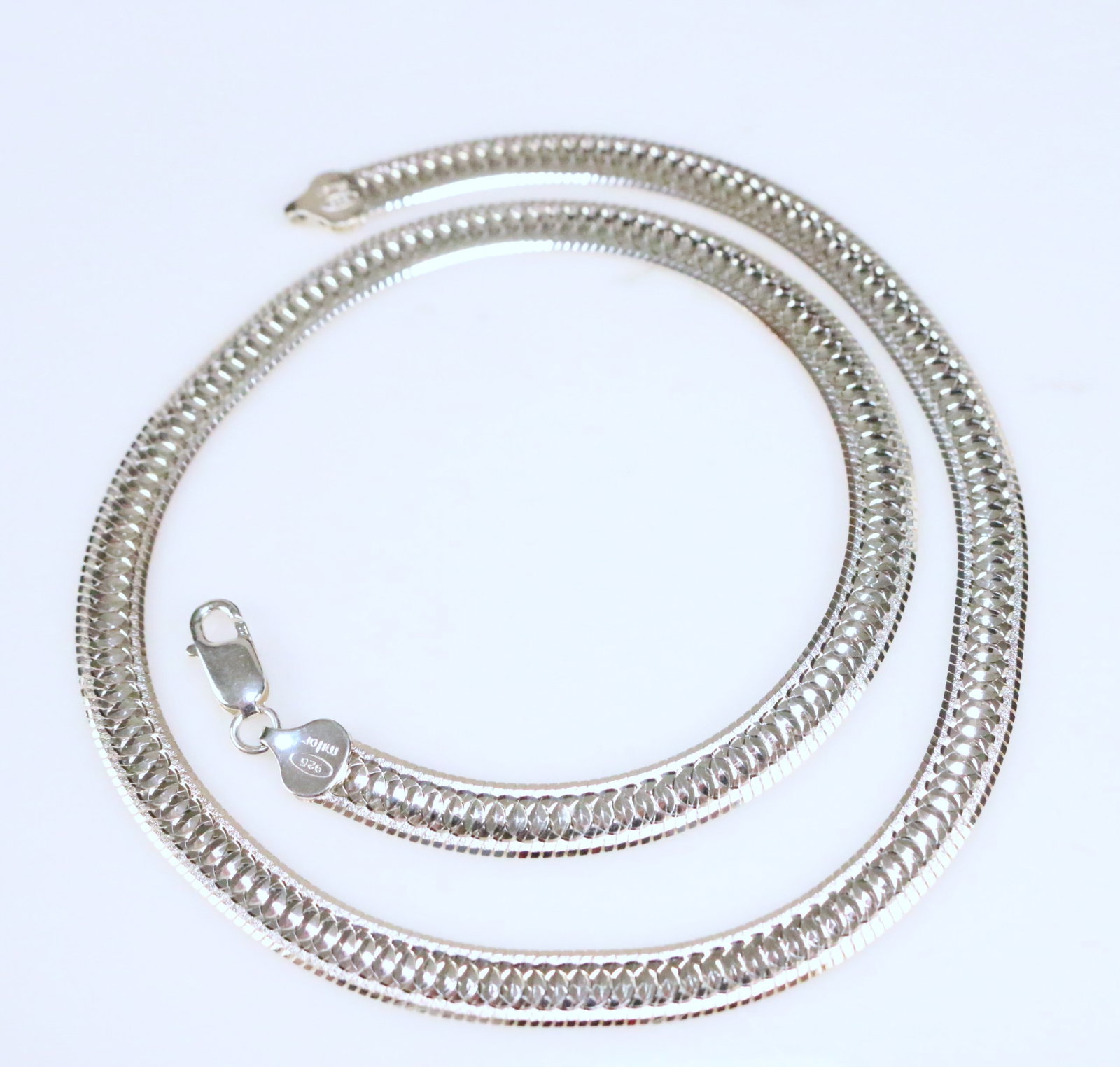 Brand NEW Sterling Silver Milor Italy Serpentine Reversible 2 sided Chain Necklace 18" 7mm wide: DESCRIPTION: BRAND NEW Stunning Serpentine solid 7.0 mm wide pattern on one side reverses to a geometric modern overlapping circles with etched design border on the serpentine link. It's like having 2