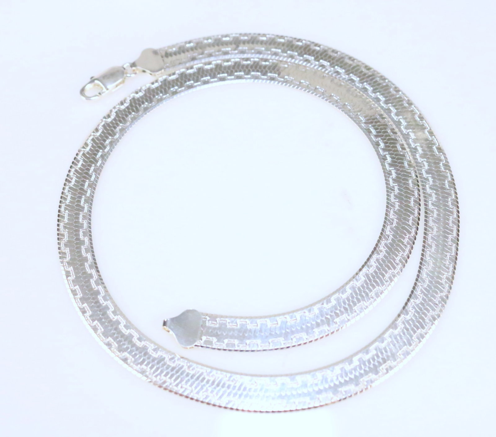 Brand NEW Sterling Silver Milor Italy Serpentine Reversible Chain Necklace 20" 10mm wide: DESCRIPTION: BRAND NEW Stunning Serpentine solid 10mm pattern on one side reverses to a geometric modern embossed design border on the serpentine link. It's like having 2 necklaces in 1! 20.3 grams. 2