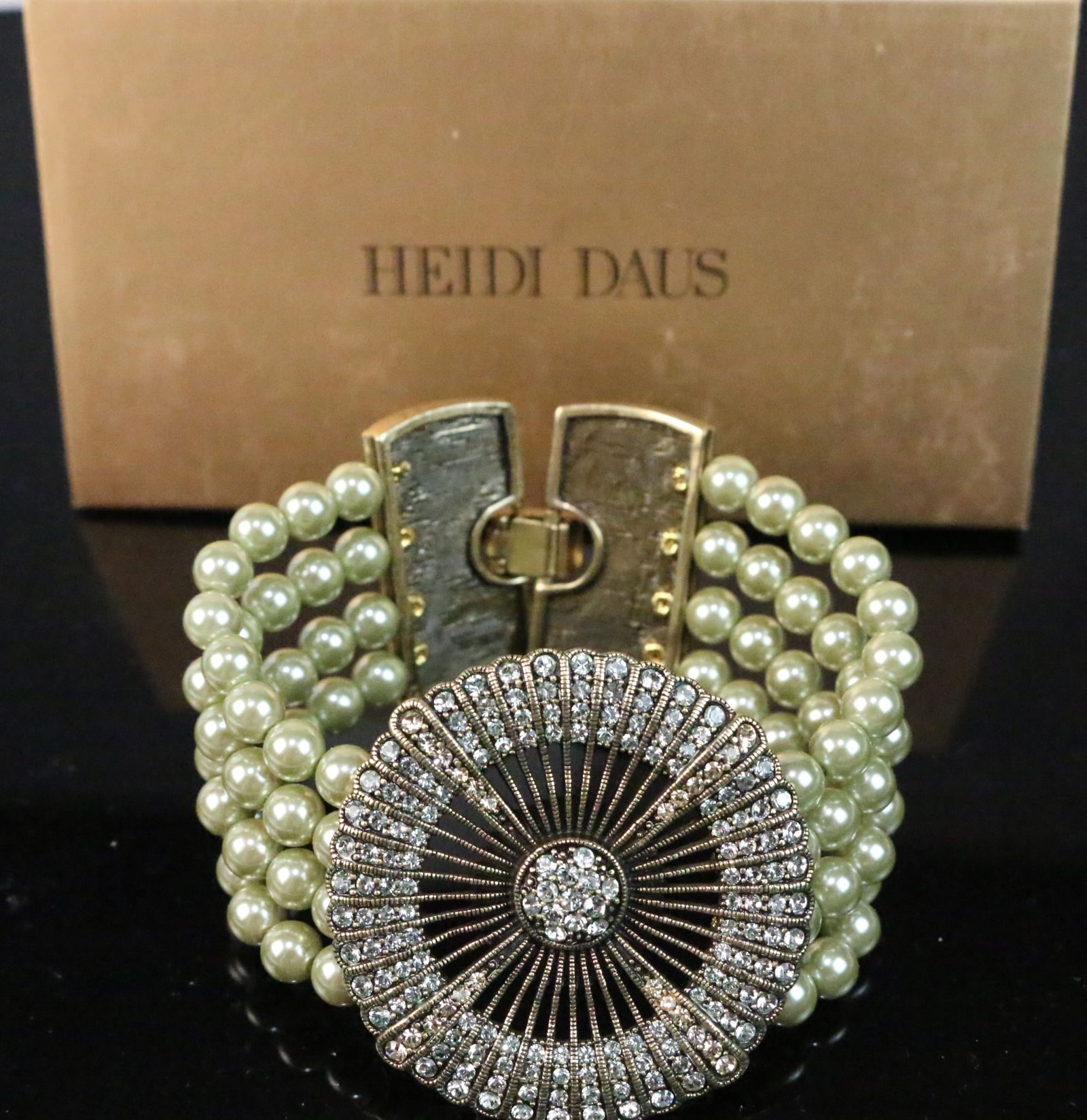 NEW HEIDI DAUS Belgium Disc Pistachio Green Pearl & Crystal 4 Strand Bracelet (1 of 4)