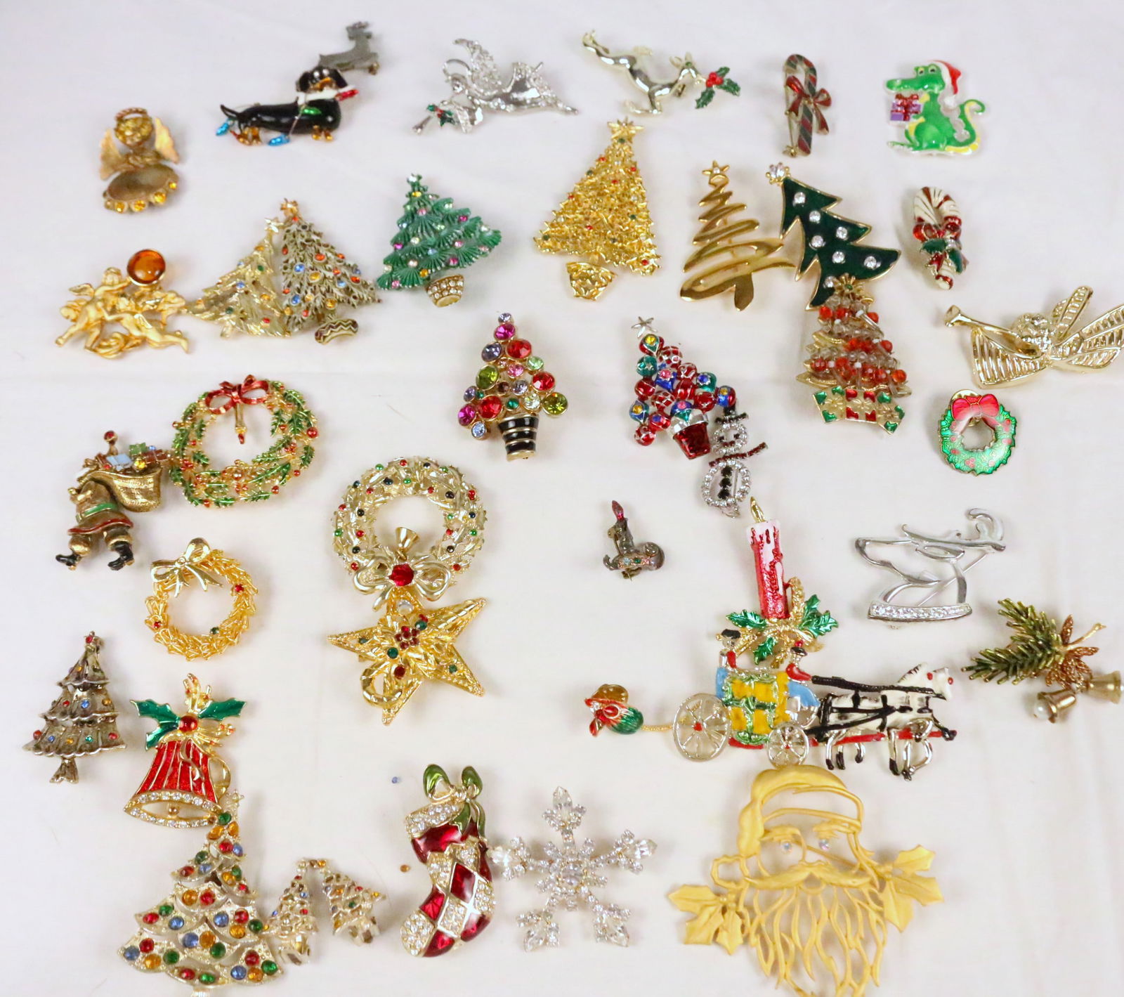 HUGE LOT of 40 VINTAGE Christmas Brooches, Pendant, Earrings Joan Rivers, ART, JJ, Napier & More (1 of 6)