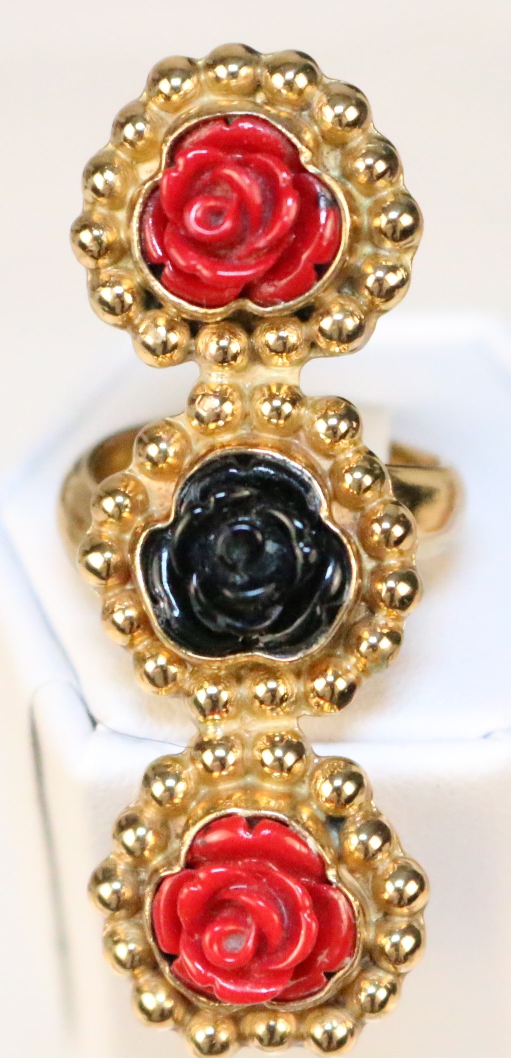 RARE NATURALLY UNIQUE Designer GOLD Alchemia 3 Rose Ring Red & Black size 7.75: Designed by Naturally Unique Charles Albert Kesha Rose 3 rose ring with 2 red & 1 black rose individually set in a lovely beaded setting. This large ring measures 2" long x 3/4" wide. Charles Albert u