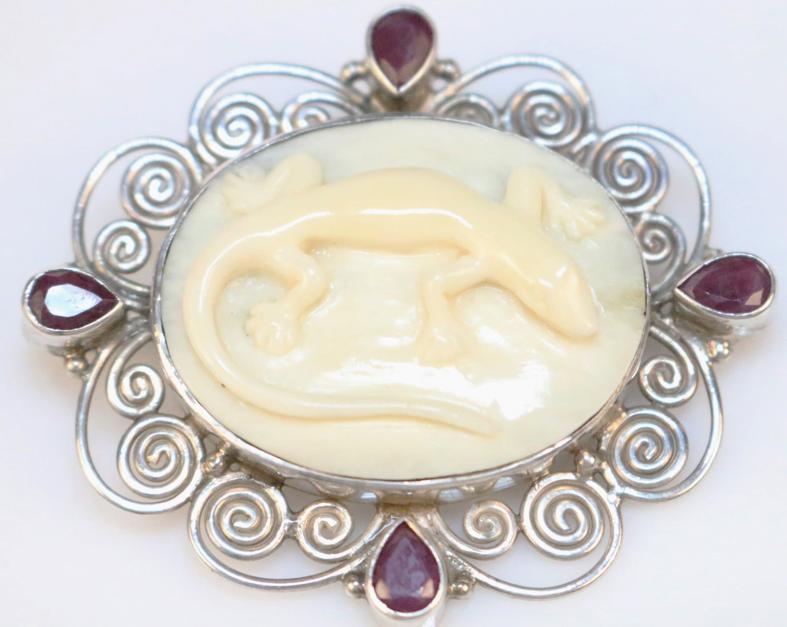 RARE SAJEN Ivory color bone Carved Gecko Lizard Ruby Gemstones LARGE Sterling silver Brooch Pendant: FABULOUS Brooch & Pendant Genuine Ruby PEAR SHAPED GEMSTONES Approx.. 4 CARAT TOTAL WEIGHT! Large oval carved gecko lizard is set in solid sterling silver, wide scroll border with the rubies. STUNNING