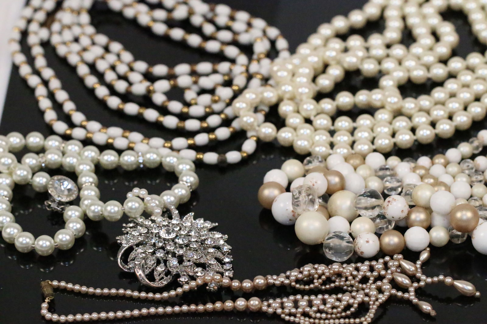 Vintage lot of 5 pearl and beaded necklaces. (1 of 5)