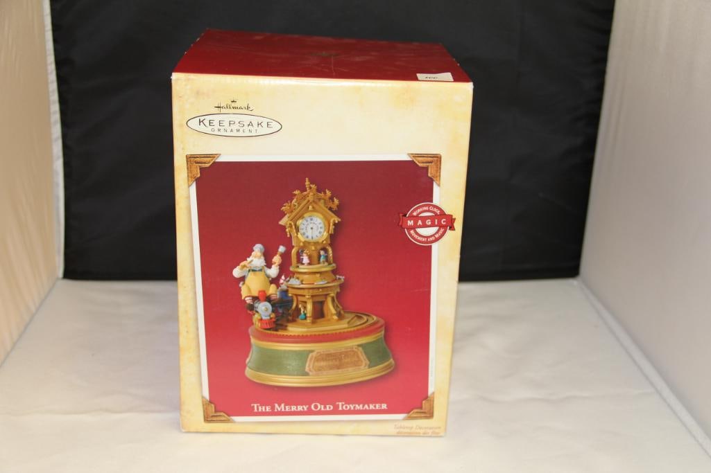 NEW Hallmark Keepsake "The Merry Old Toymaker" Large Tabletop Christmas Musical D?cor (1 of 5)