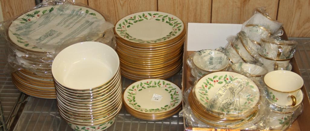 HUGE Lot of 88 Piece Lenox Holiday CHRISTMAS Dinnerware Mostly NEW. Or new condition (1 of 5)