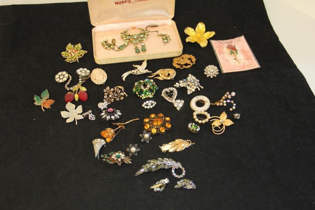 Large Brooch and Demi parure  Lot of Vintage Costume Jewelry  (1 of 12)