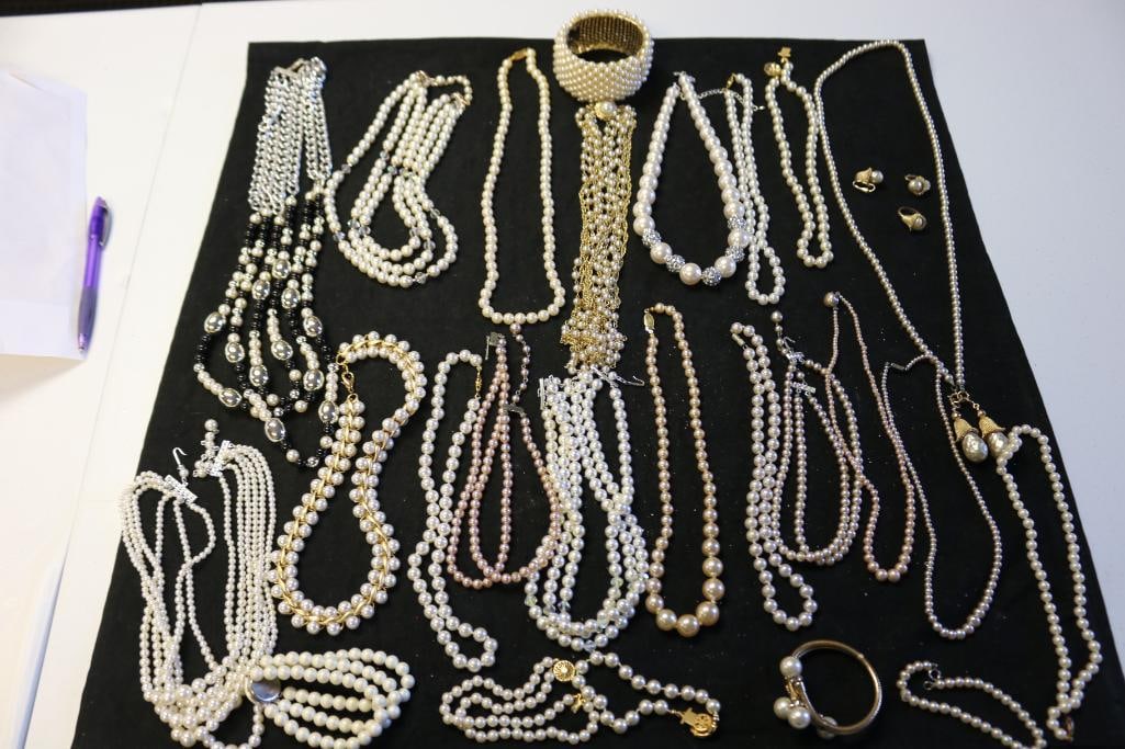 Large 25  Piece Lot of Vintage Retro Pearl faux pearl Costume Jewelry  (1 of 12)