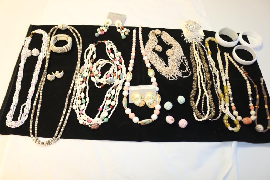 Large 27 Piece Lot of Vintage Retro Costume Jewelry Parures, demi parures  (1 of 8)