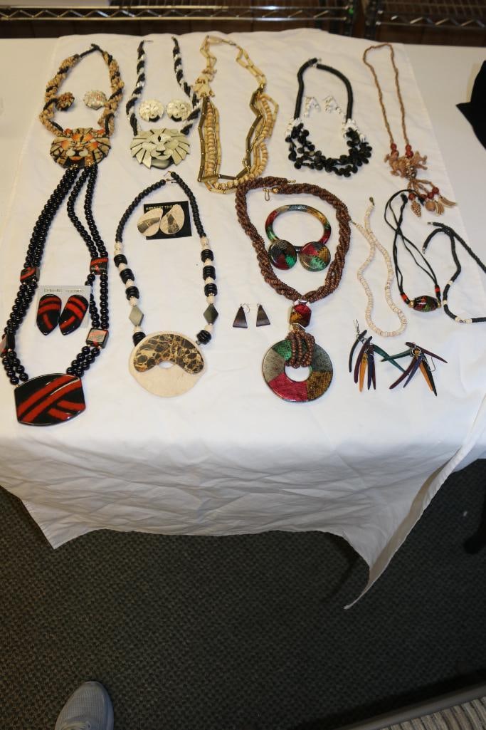 Large 17 Piece Lot of Vintage Retro Costume Jewelry Jungle theme (1 of 13)
