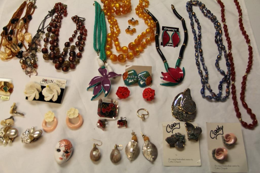Large Multi set Lot of Vintage Retro Costume Jewelry (1 of 7)