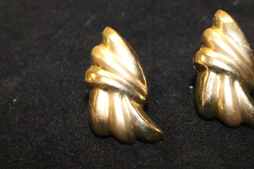 14kt gold pierced earrings 5.3 grams : Lever back pierced earrings. Measure: 1.5" x 3/4" wide Stamped 14k on the opostLOOK AT ALL PICTURES FOR DETAILS ON EACH PIECE. FROM A MASSIVE ESTATE COLLECTION Many pieces unworn.