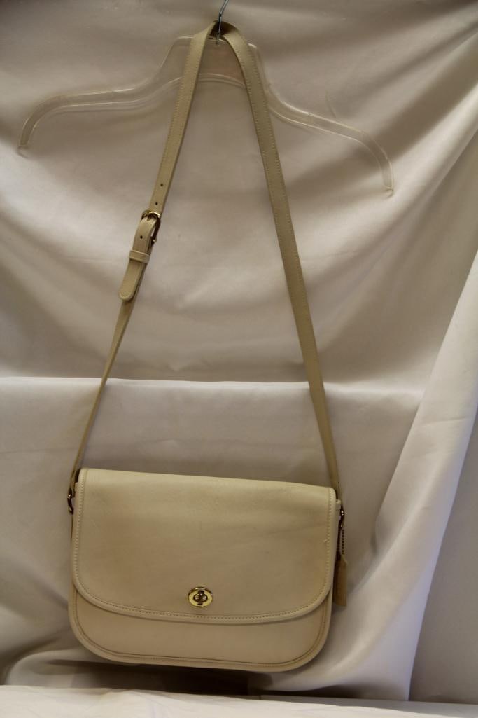 RARE VINTAGE NEW COACH DESIGNER Full cowhide Cream City Bag: AUTHENTIC 9" w x 10"w x 4" deep. Has MADE IN USA Coach leather serial tag inside. Adjustable strap.