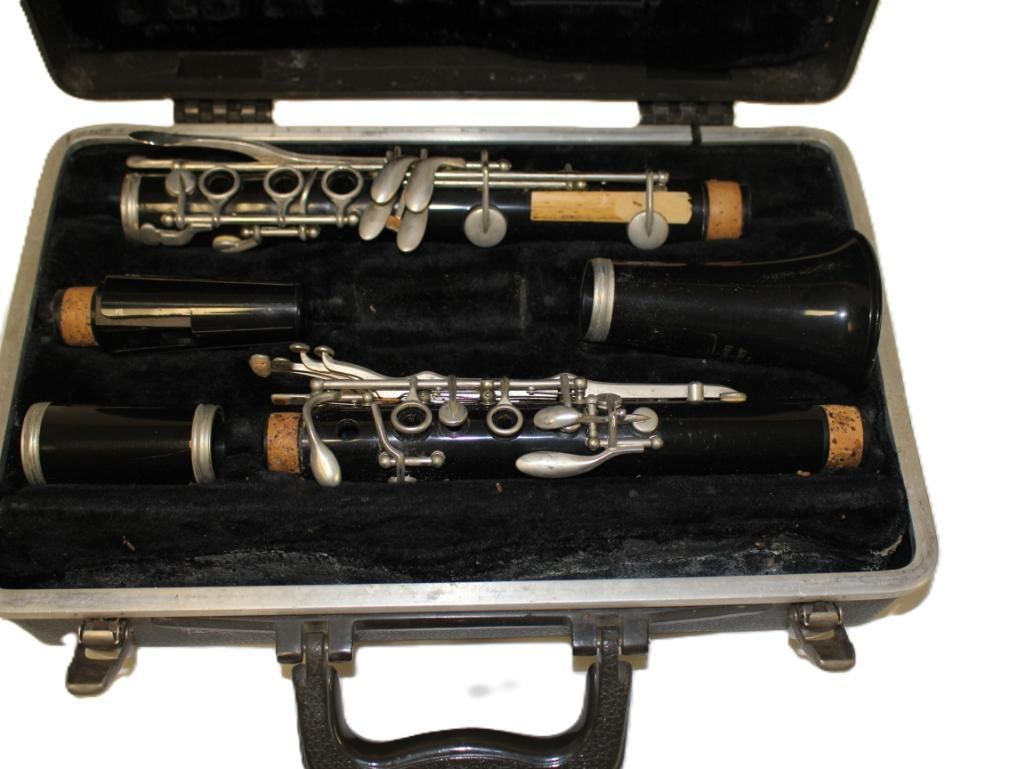 Vintage Bundy Clarinet complete in original blue velvet lined case (1 of 2)